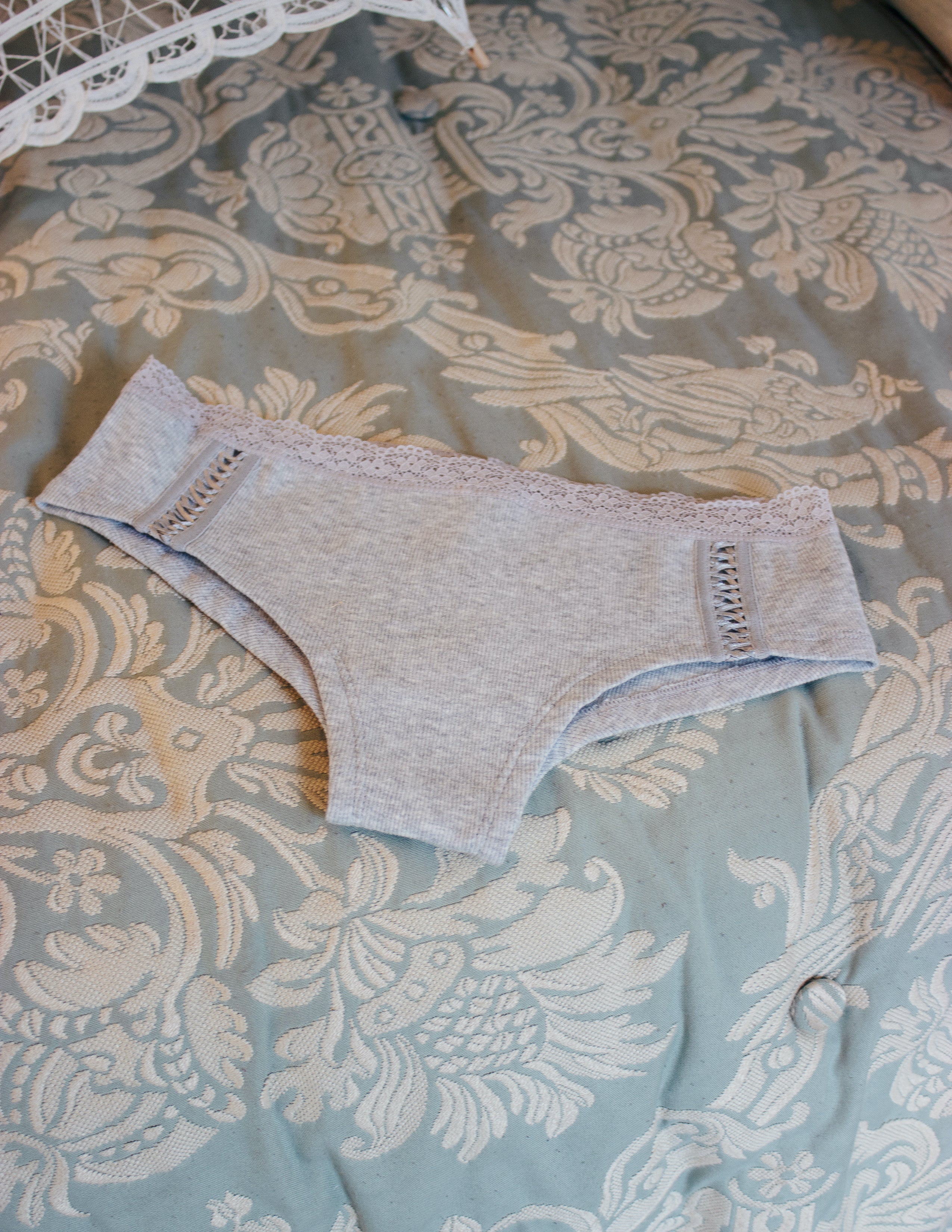 AMITY CHEEKY PANTY- PEBBLE