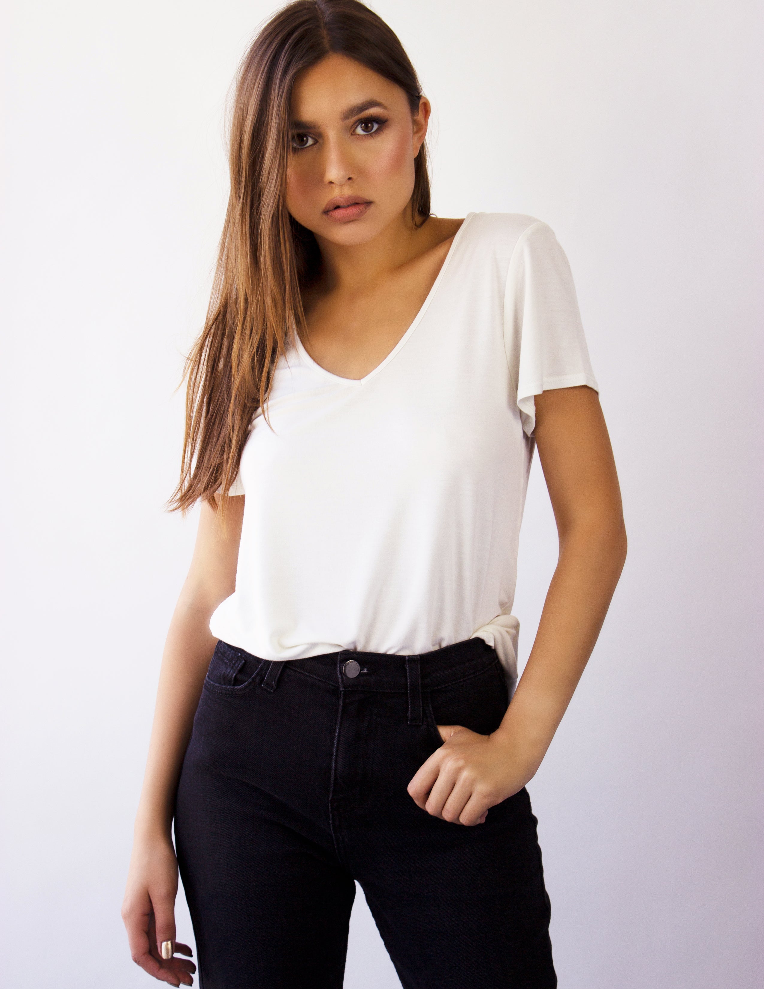 LEDA V-NECK TEE- SOY
