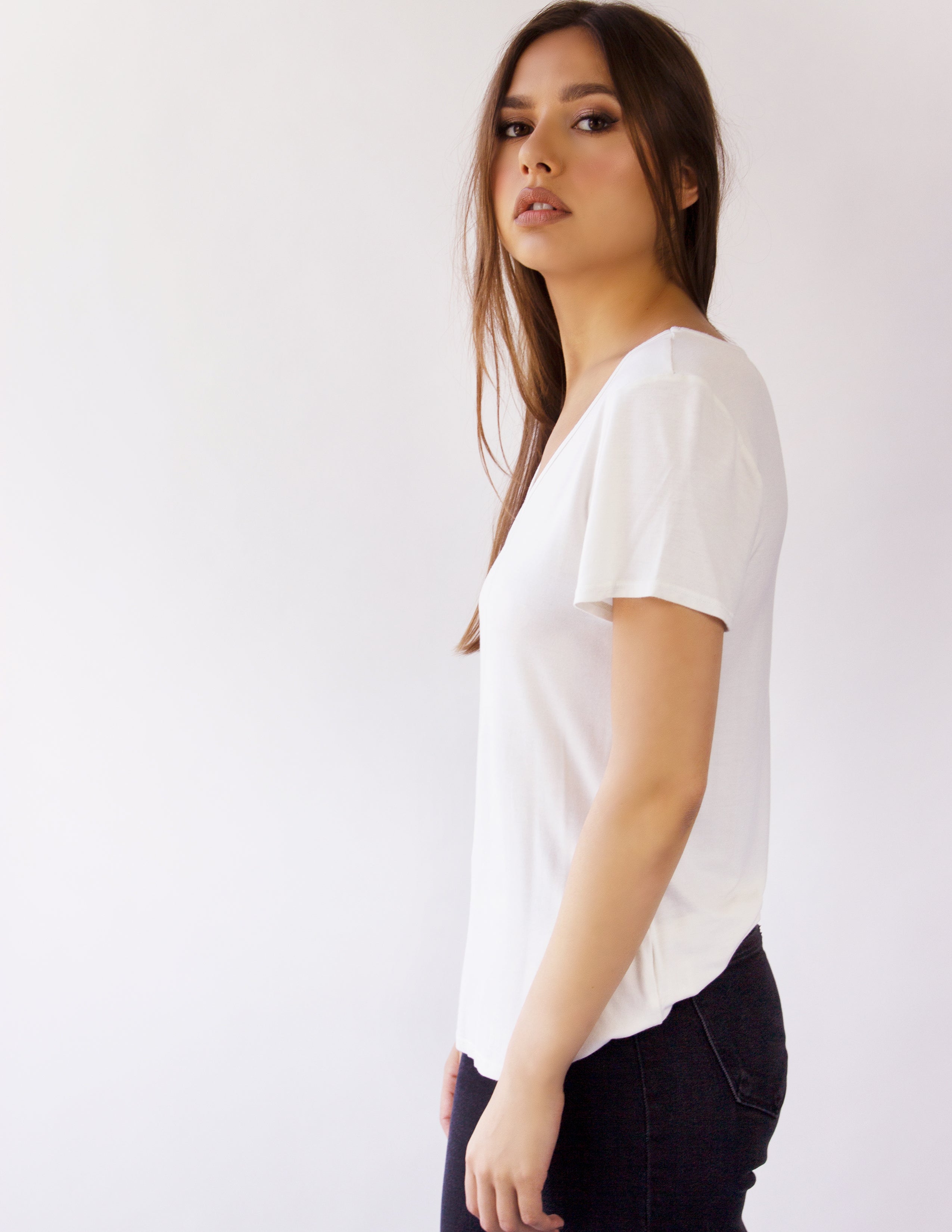 LEDA V-NECK TEE- SOY