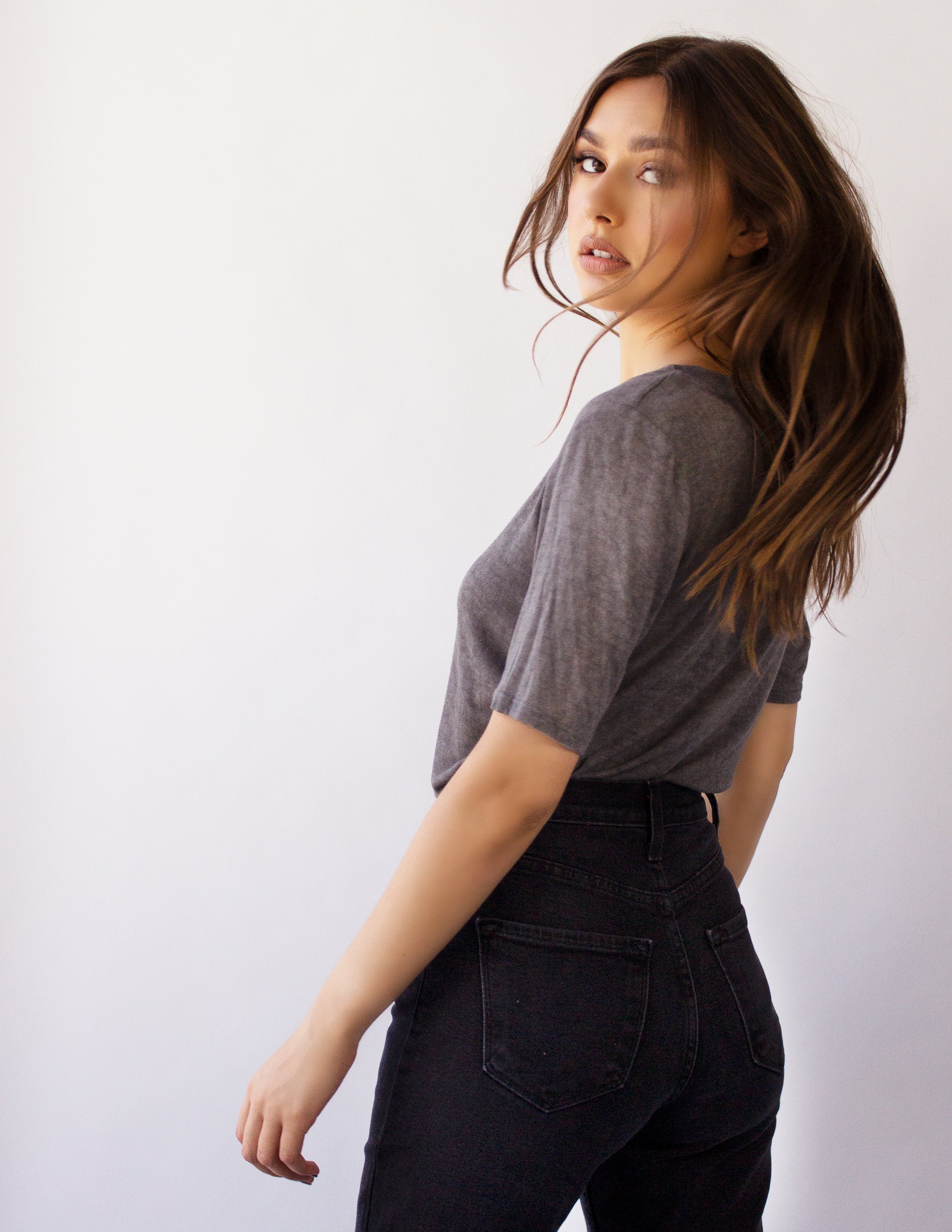 MIRA ROUND NECK TEE- GRAVEL
