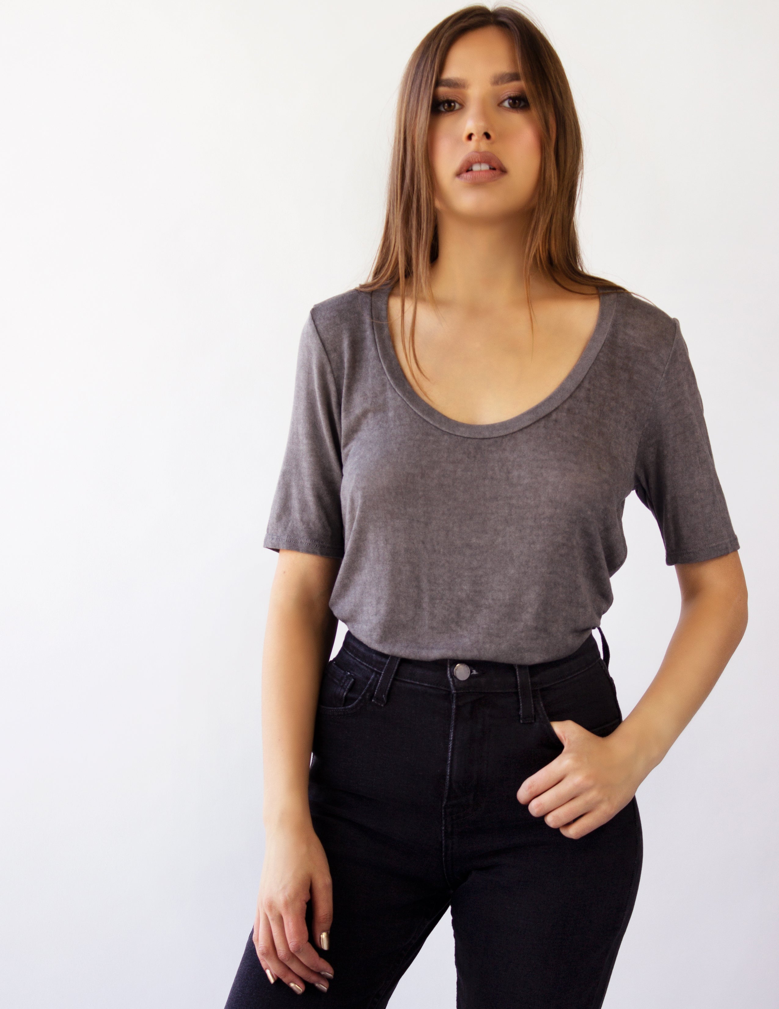 MIRA ROUND NECK TEE- GRAVEL