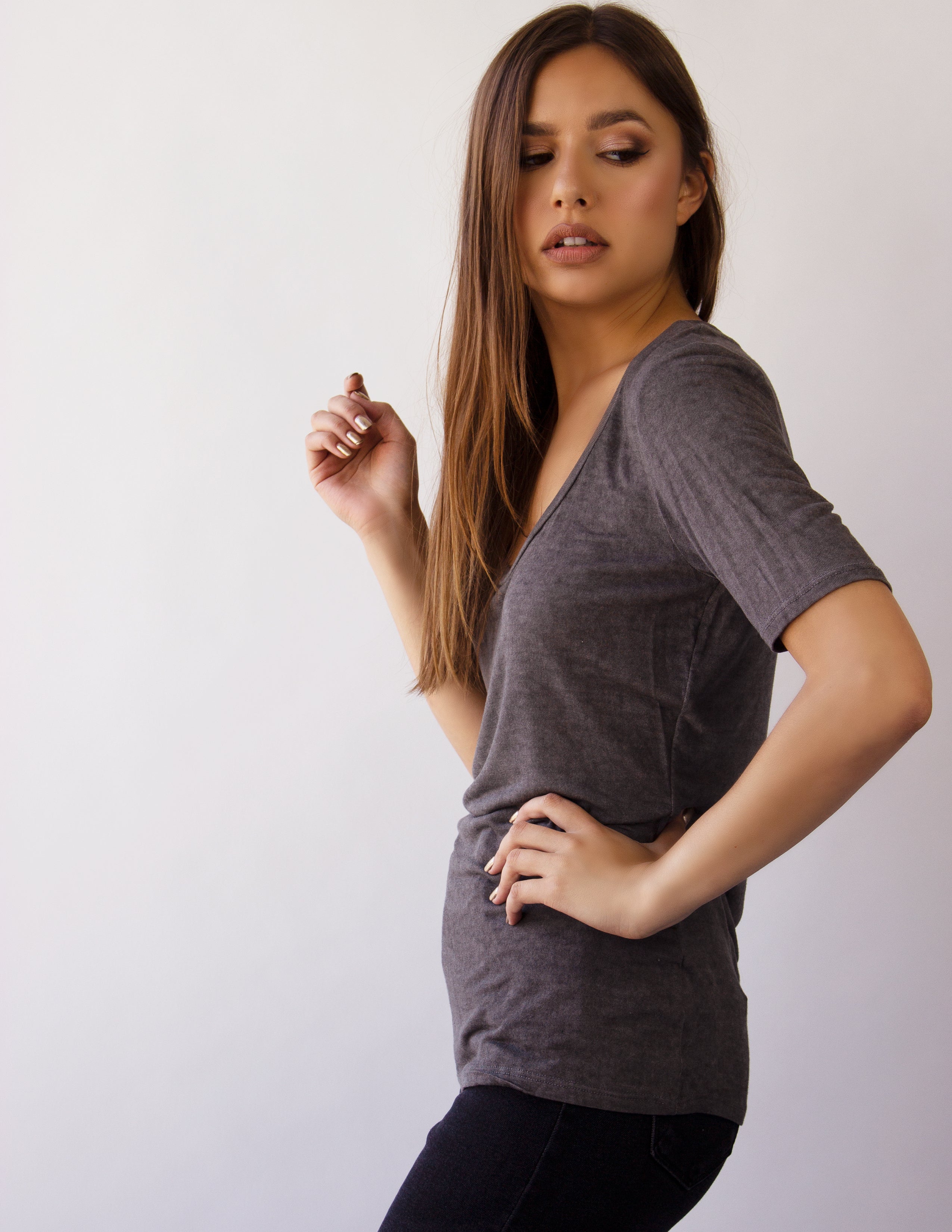MIRA ROUND NECK TEE- GRAVEL