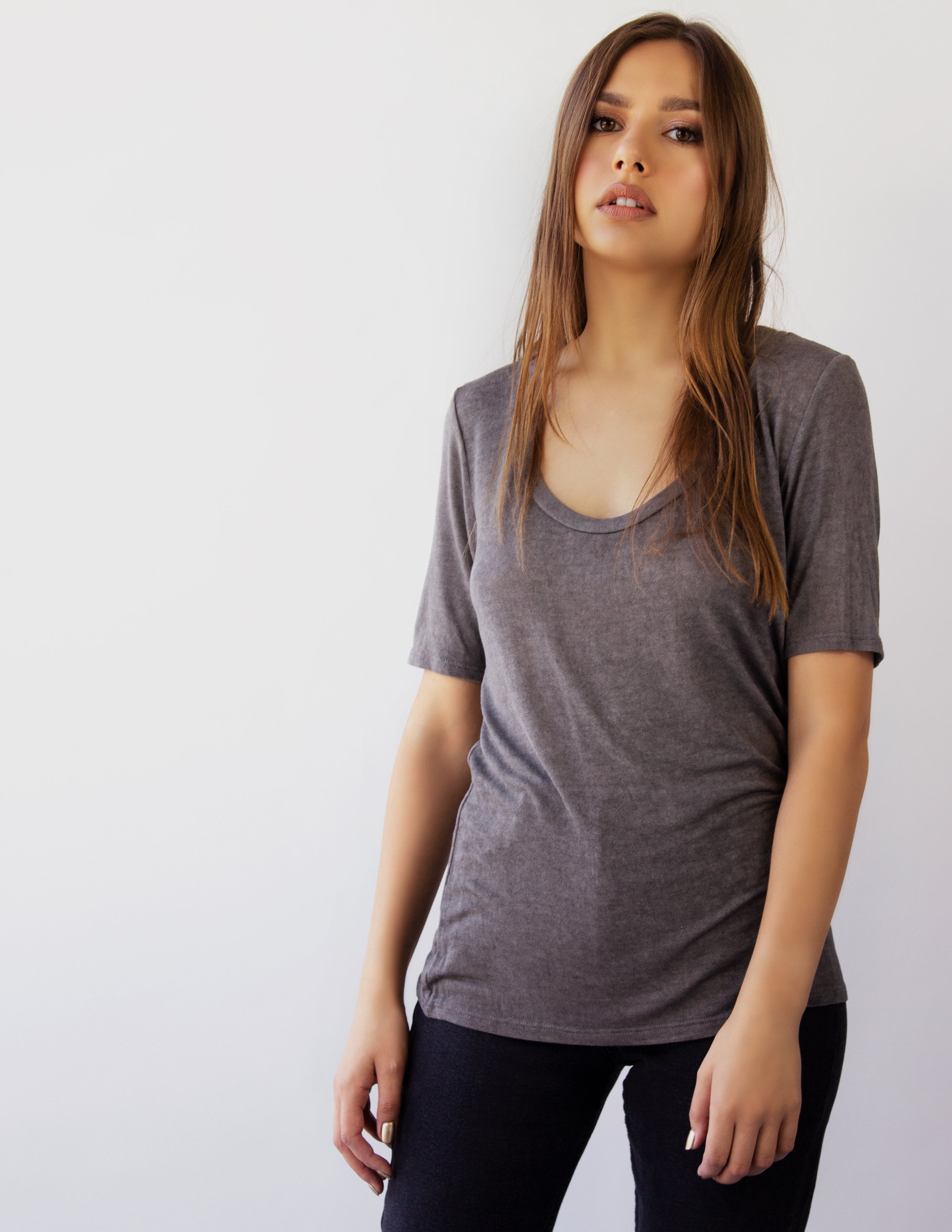 MIRA ROUND NECK TEE- GRAVEL