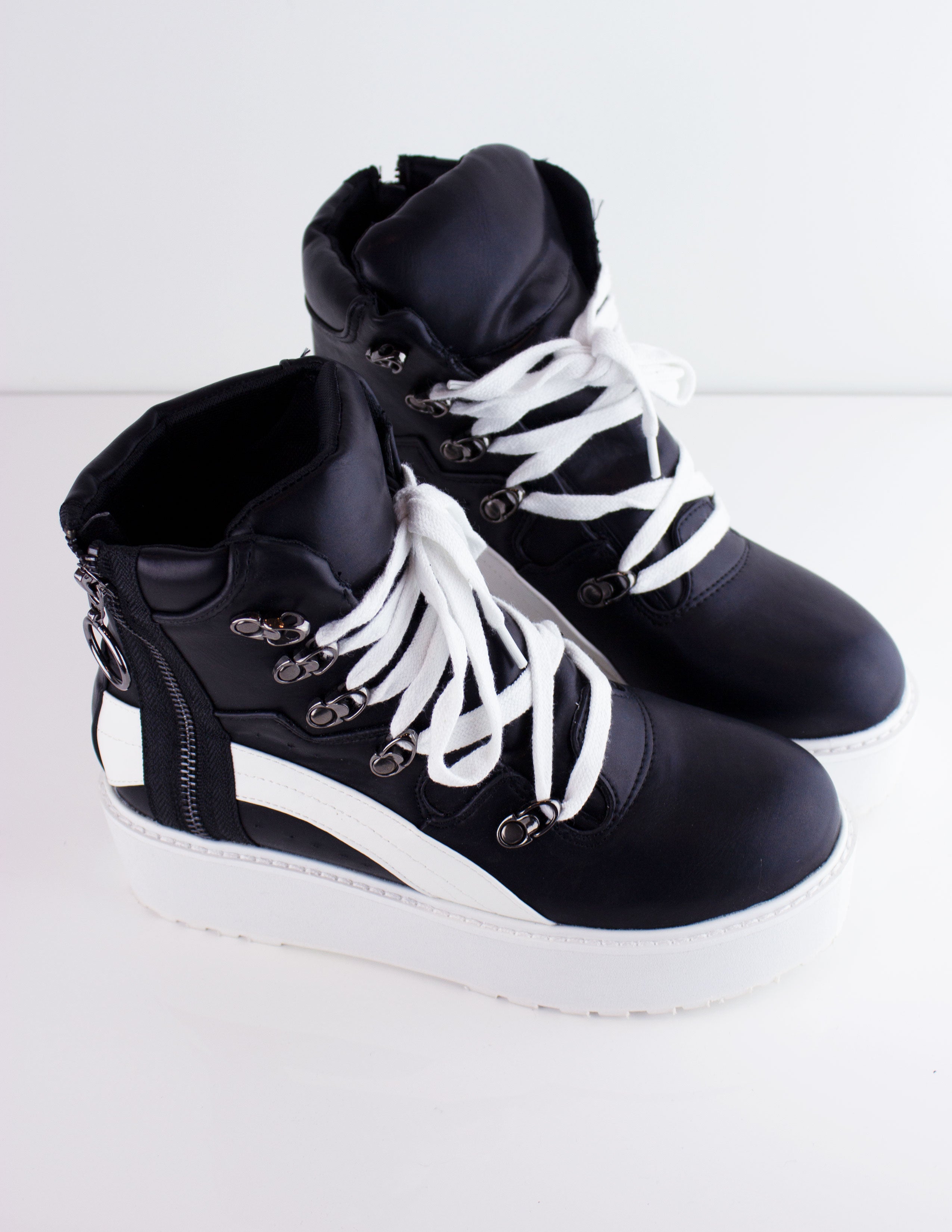 LOUVER PLATFORM SHOES - Blue District